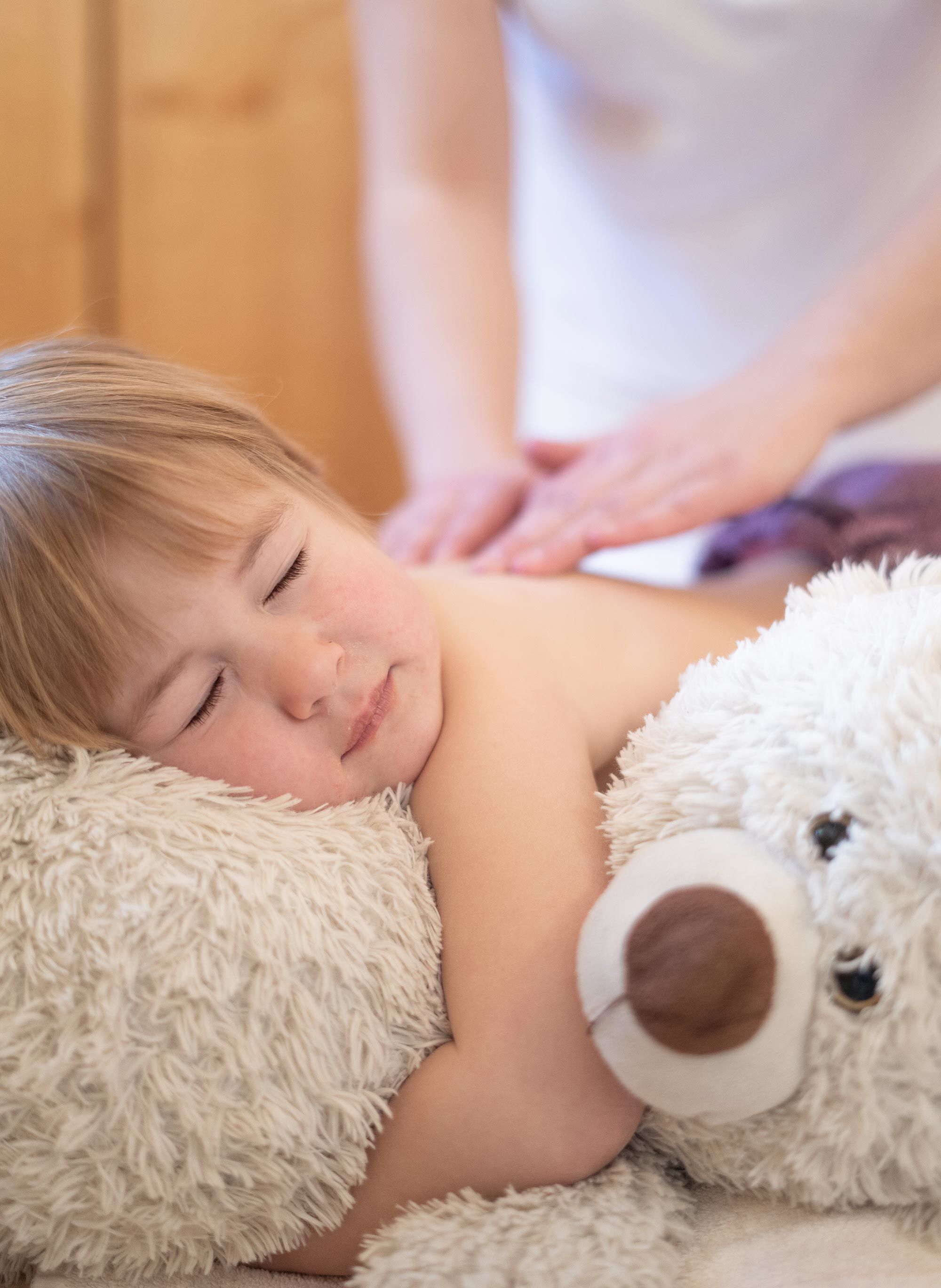 Kind bei einer Massage im Familienhotel Hinteregger