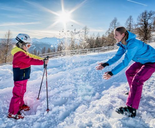 Skilehrerin mit Kind während des Unterrichts