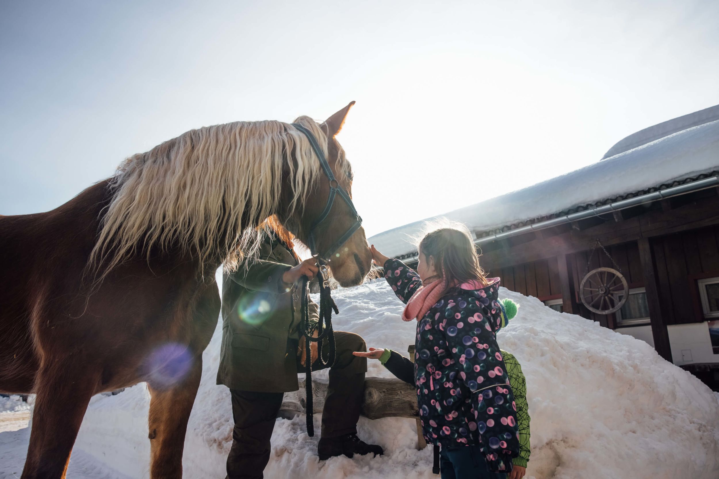 Kinder mit Pferd im Winter am Katschberg
