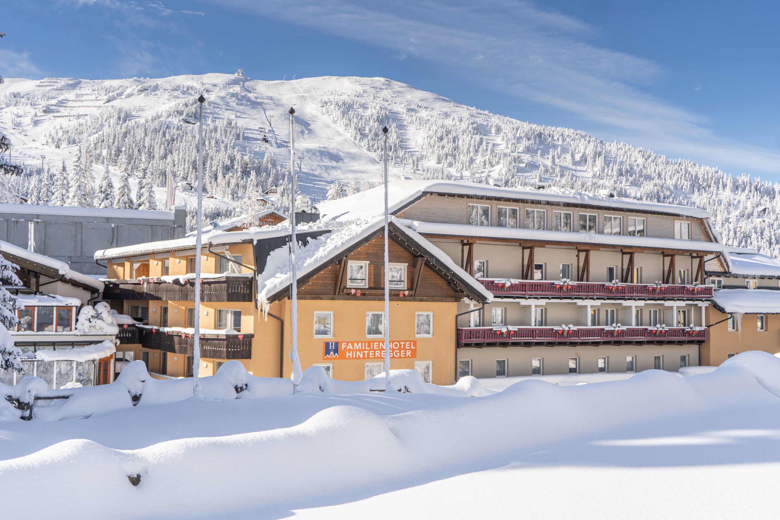 Familienhotel Hinteregger im Winter mit Panoramablick