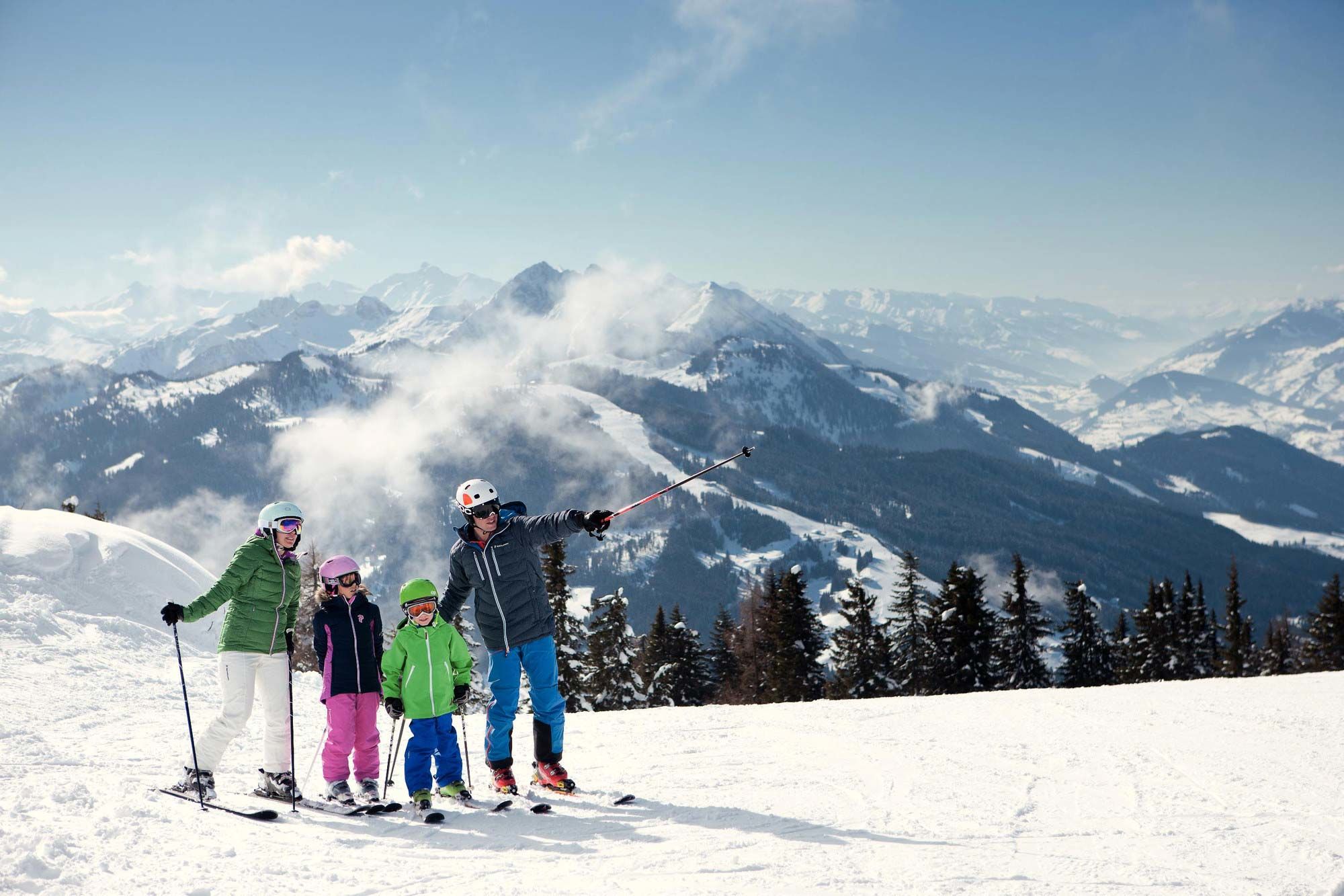 Familie beim Skifahren am Katschberg